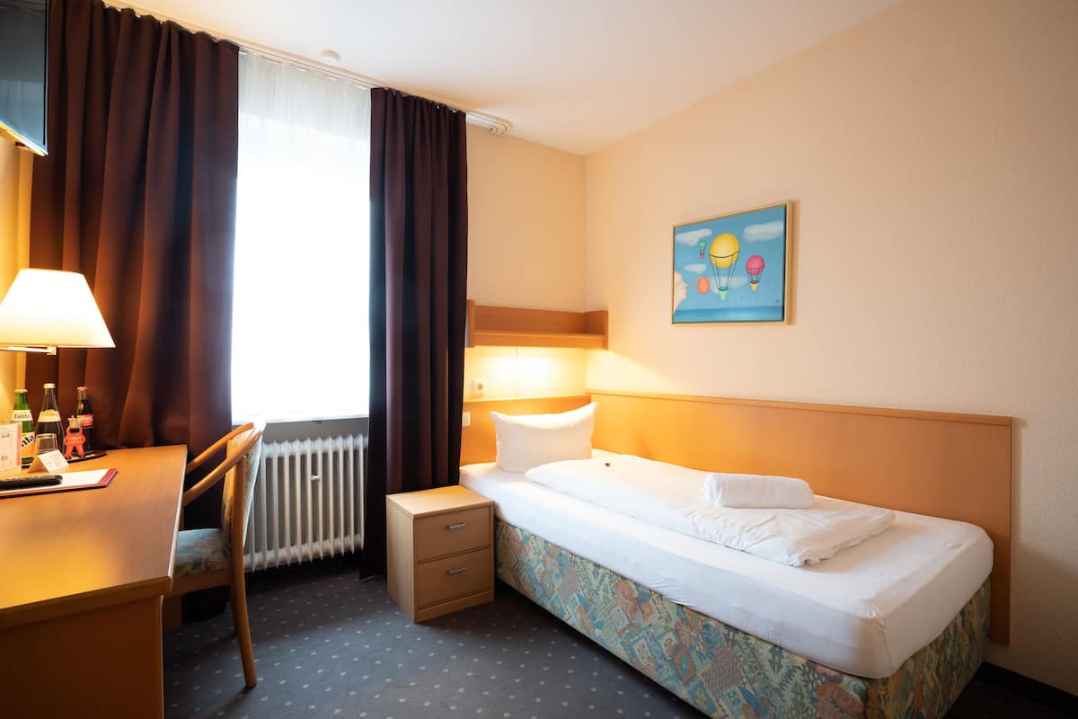 Habitación individual económica | Escritorio, wifi gratis, ropa de cama
