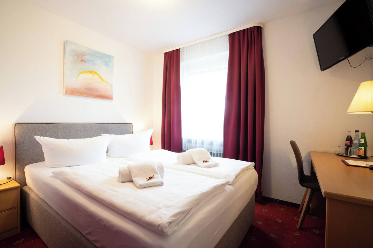 Comfort Double Room | Desk, WiFi (free), bed sheets