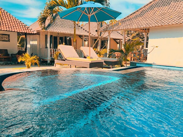 Outdoor pool, pool umbrellas, pool loungers - The Lucky Cottage (Lembongan Island)