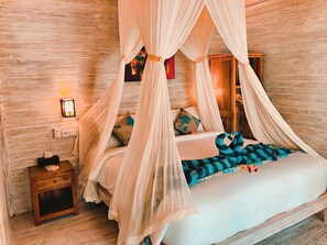 Basic Double Room | Outdoor banquet area - The Lucky Cottage (Lembongan Island)
