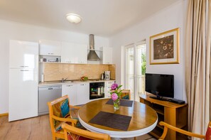 Apartamento luxo, 1 quarto, vista para a cidade | Opções para refeição no quarto