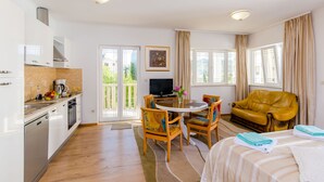 Leilighet – deluxe, 1 soverom, byutsikt | Oppholdsrom