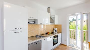 Apartamento luxo, 1 quarto, vista para a cidade | Cozinha privada | Geladeira
