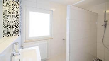 Doppelzimmer, Gemeinschaftsbad | Badezimmer | Dusche, HandtĂŒcher