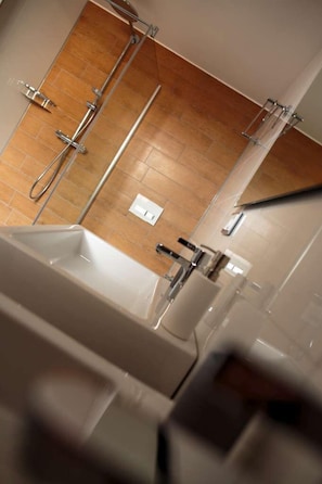 Apartment (Orlenberg) | Badezimmerausstattung | Haartrockner, Handtücher, Seife, Toilettenpapier