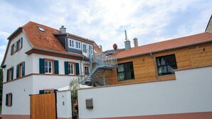A two-story house with a wooden staircase connecting the ground floor to the upper floor. - Winzerhaus am Eckbach (Bissersheim)