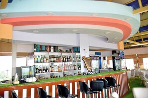 Bar (trong khuôn viên)