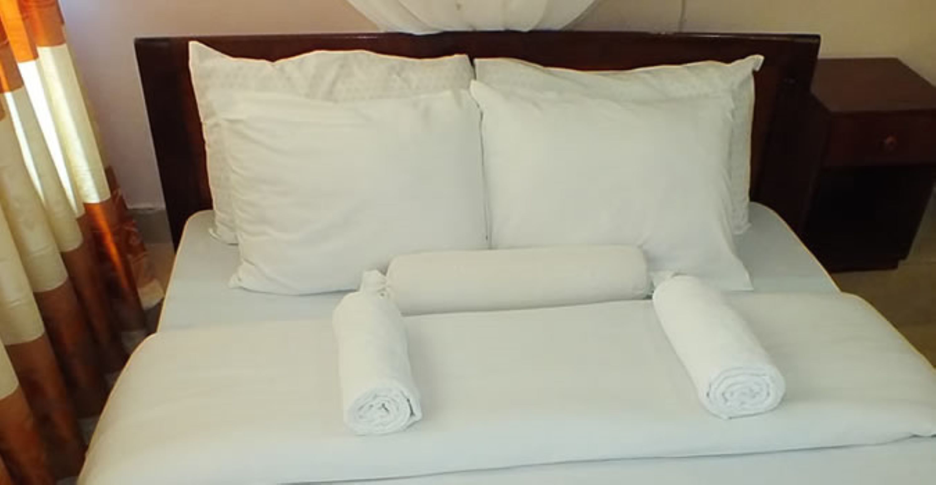 Ropa de cama de alta calidad, minibar, escritorio