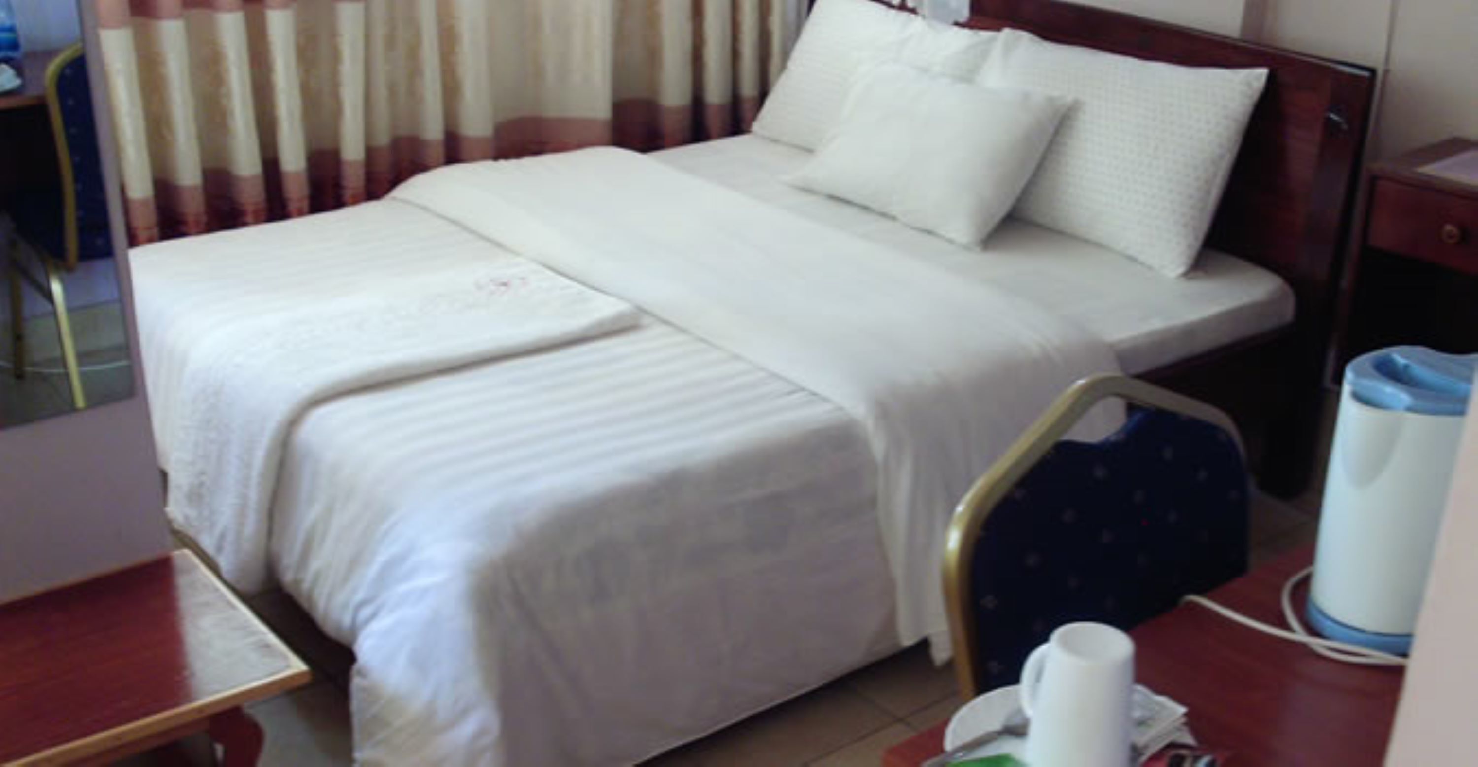 Ropa de cama de alta calidad, minibar, escritorio