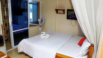 Executive Room | Premium bedding, minibar, desk, iron/ironing board