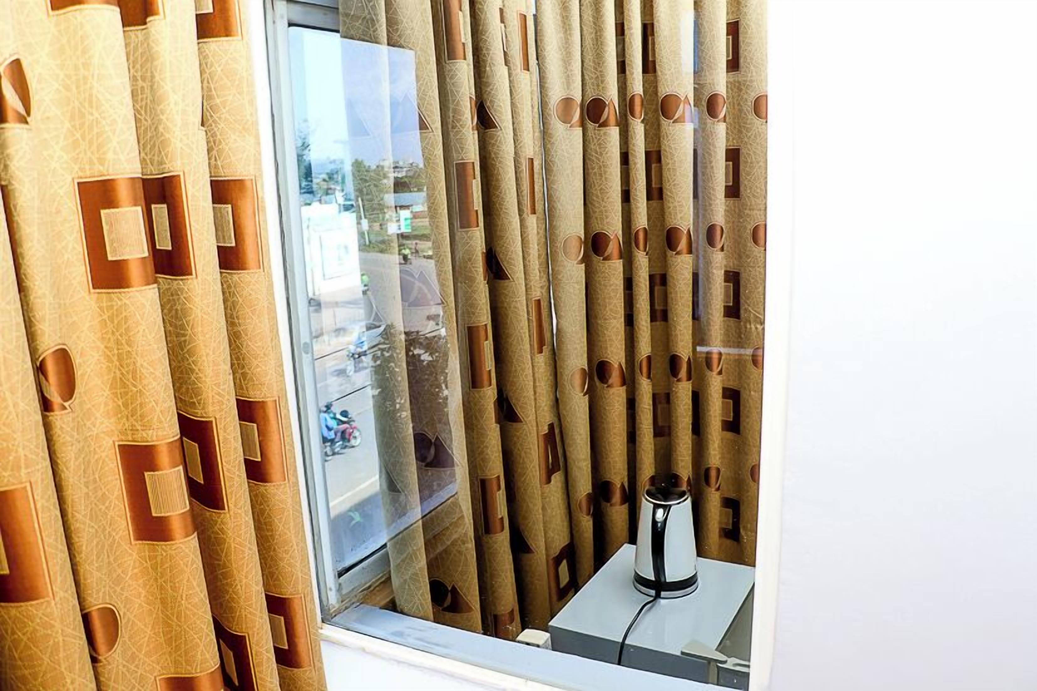 Executive Room | Premium bedding, minibar, desk, iron/ironing board