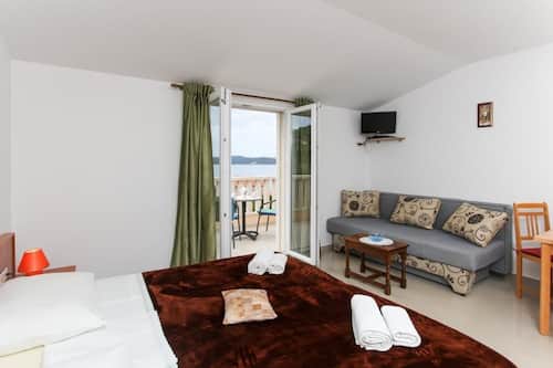 Estudio (Apartments Ana Lopud - Studio with Ba) | Espacio para trabajar con un portátil y tabla de planchar con plancha