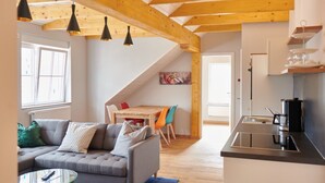 Un loft moderno con comedor, cocina y sala de estar.