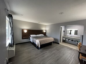 Deluxe Single Room, 1 King Bed, Non Smoking | Verdunkelungsvorhänge, schallisolierte Zimmer, kostenloses WLAN