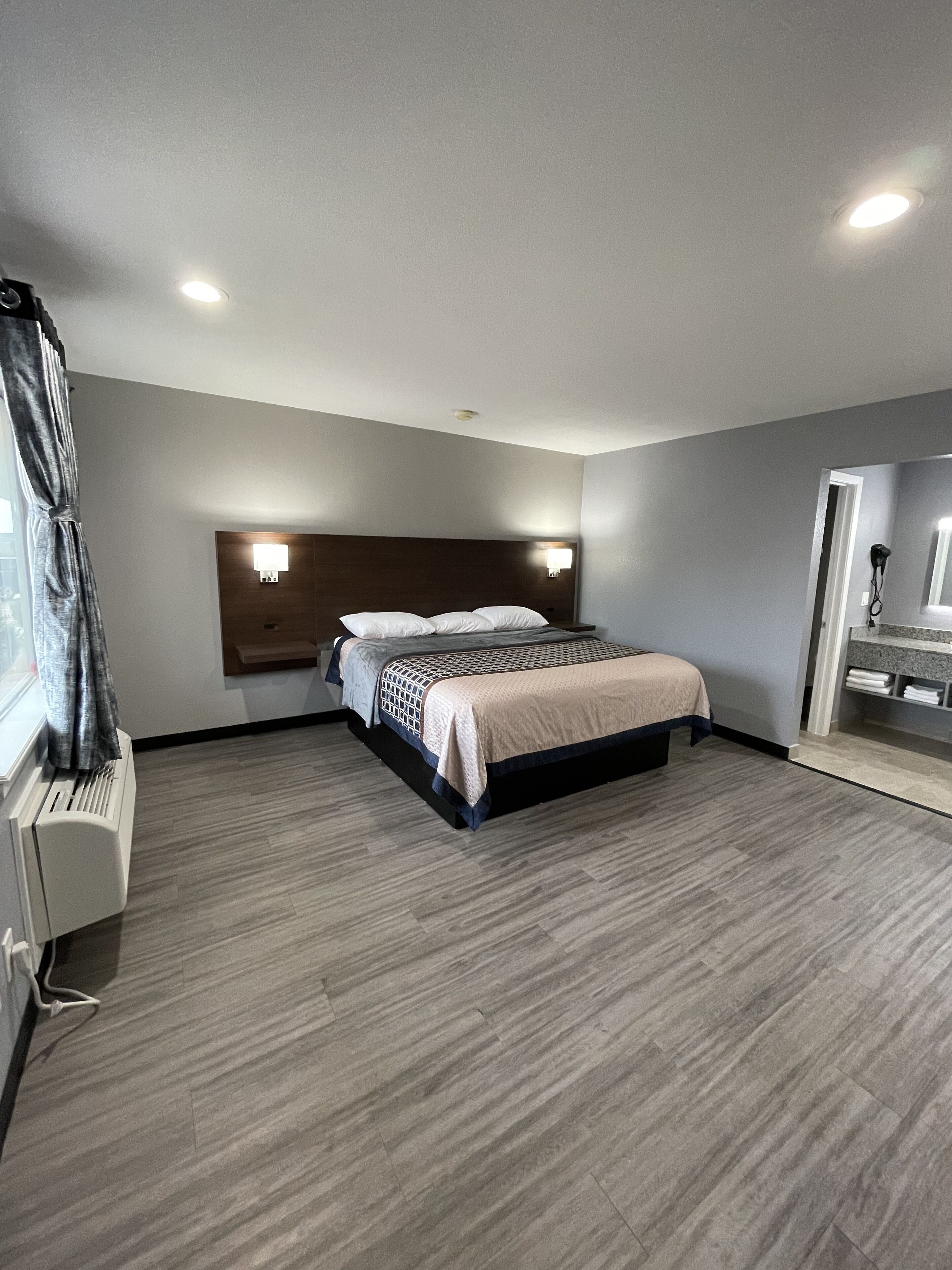 deluxe single room, 1 king bed, non smoking | blackout curtains, soundproofing, free wifi, bed sheets