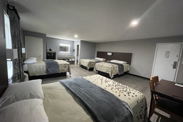 Habitación cuádruple Deluxe, 4 habitaciones | Cortinas opacas, sistema de insonorización, wifi gratis y ropa de cama