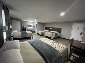 Deluxe-Vierbettzimmer, 4 Schlafzimmer | Verdunkelungsvorhänge, schallisolierte Zimmer, kostenloses WLAN
