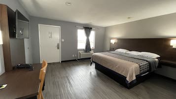 Deluxe Single Room, 1 King Bed, Non Smoking | Blackout drapes, soundproofing, free WiFi, bed sheets