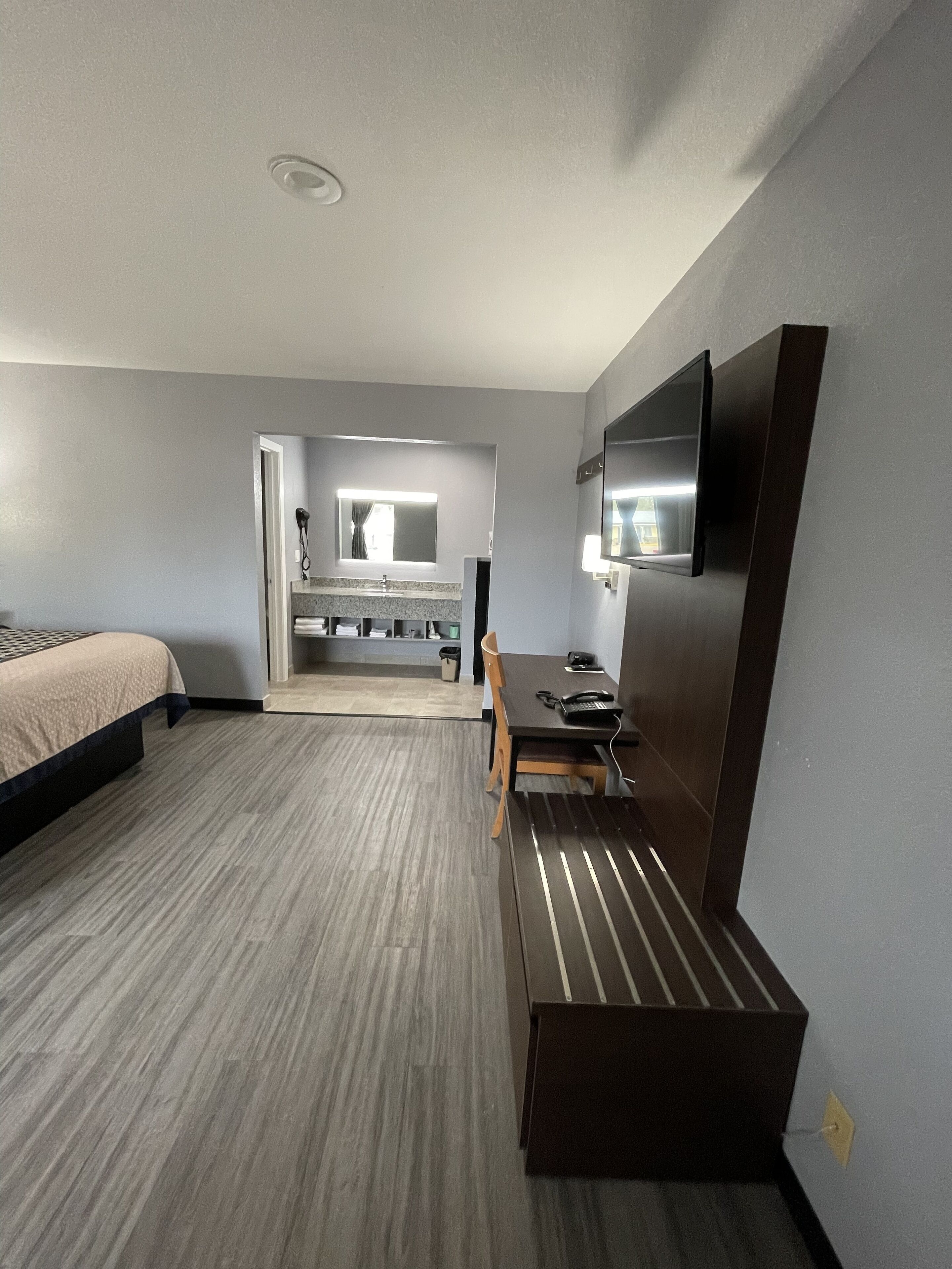 deluxe single room, 1 king bed, non smoking | blackout curtains, soundproofing, free wifi, bed sheets