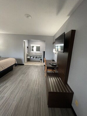 Deluxe Single Room, 1 King Bed, Non Smoking | Verdunkelungsvorhänge, schallisolierte Zimmer, kostenloses WLAN
