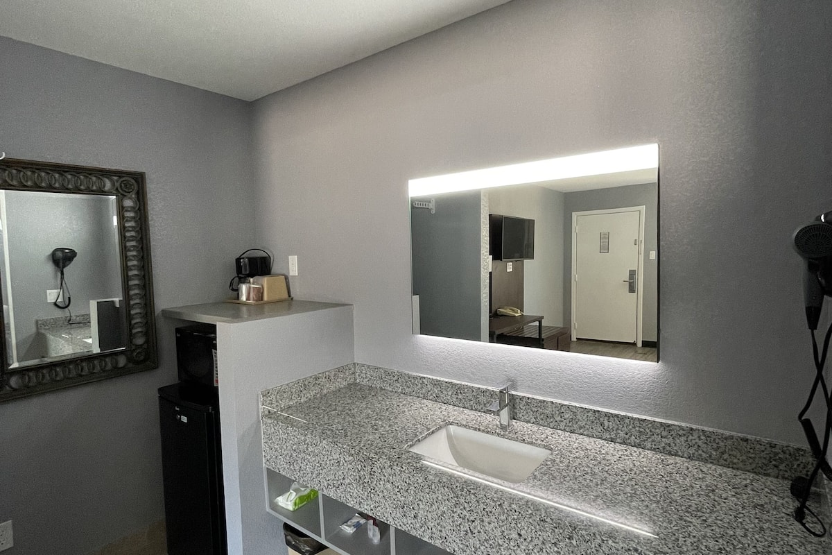 deluxe double room, 2 double beds, non smoking | blackout curtains, soundproofing, free wifi, bed sheets