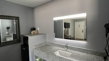 Deluxe Double Room, 2 Double Beds, Non Smoking | 遮光窗簾/窗簾、隔音、免費 Wi-Fi、床單