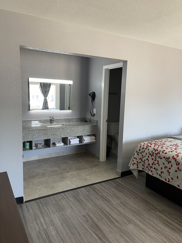 Deluxe Double Room, 2 Double Beds, Non Smoking | 암막 커튼, 방음 설비, 무료 WiFi, 침대 시트