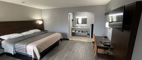 Deluxe Single Room, 1 King Bed, Non Smoking | Blackout curtains, soundproofing, free WiFi, bed sheets