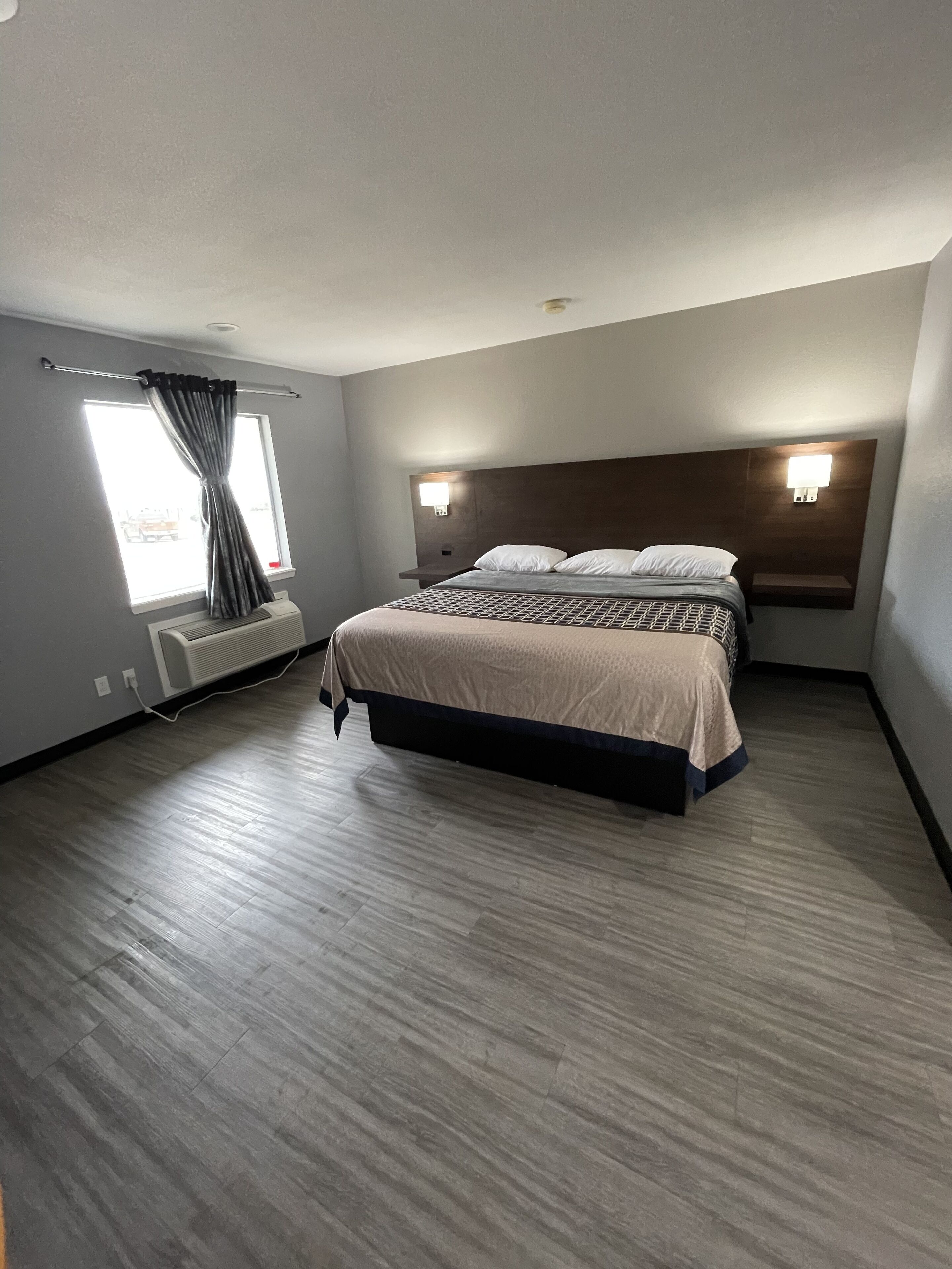 deluxe single room, 1 king bed, non smoking | blackout curtains, soundproofing, free wifi, bed sheets