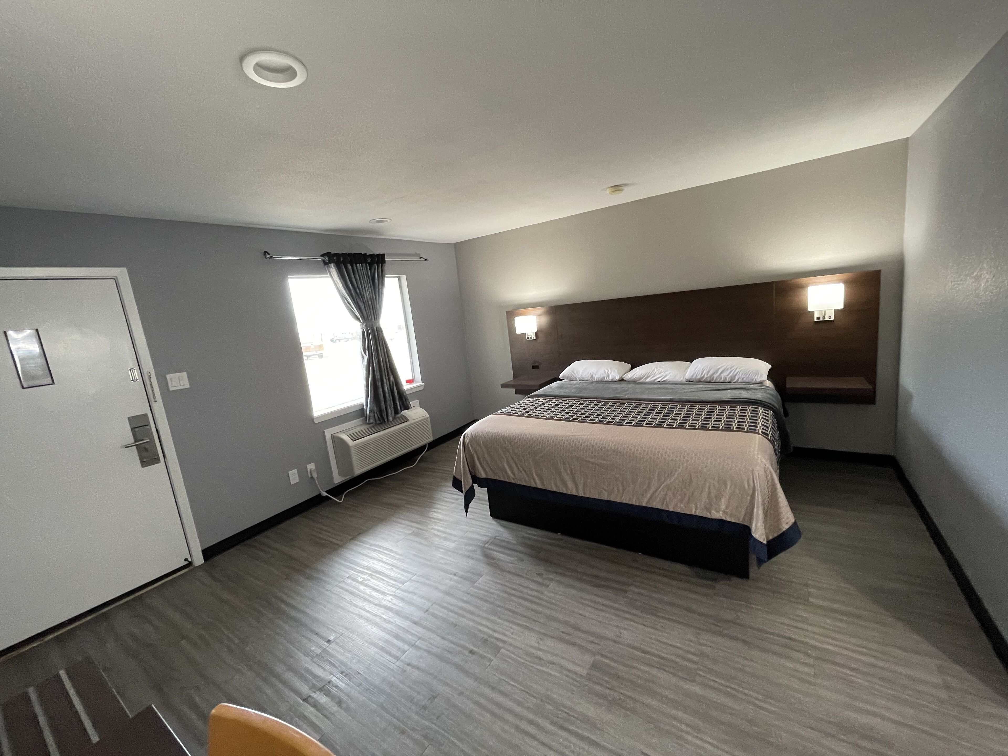 deluxe single room, 1 king bed, non smoking | blackout curtains, soundproofing, free wifi, bed sheets