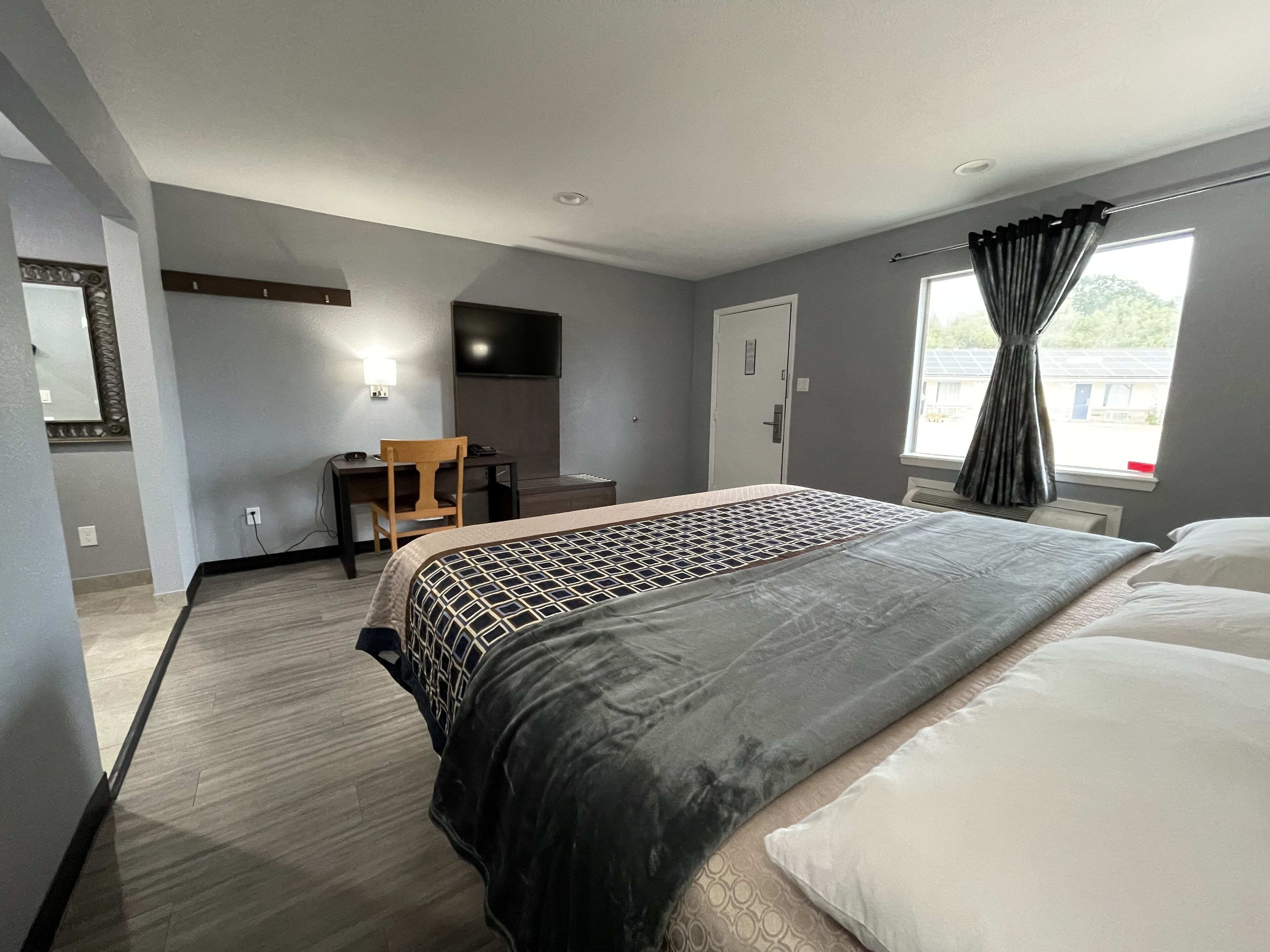 deluxe single room, 1 king bed, non smoking | blackout curtains, soundproofing, free wifi, bed sheets