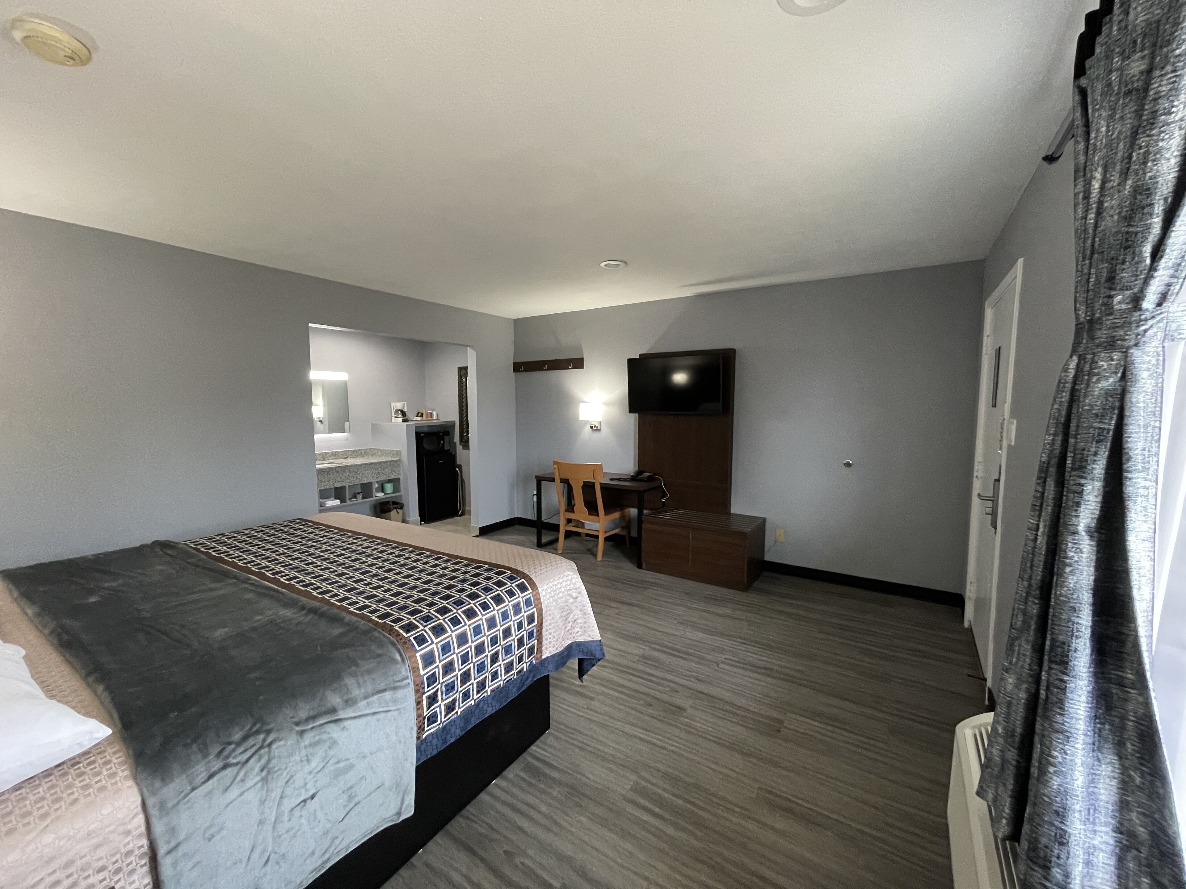 deluxe single room, 1 king bed, non smoking | blackout curtains, soundproofing, free wifi, bed sheets