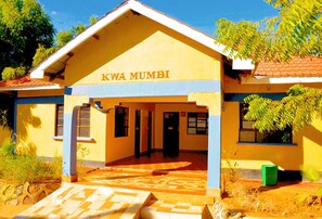 En bygning med skiltet "KWA MUMBI" foran.