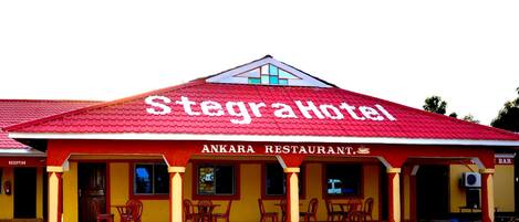 Breakfast, lunch, dinner served; local and international cuisine