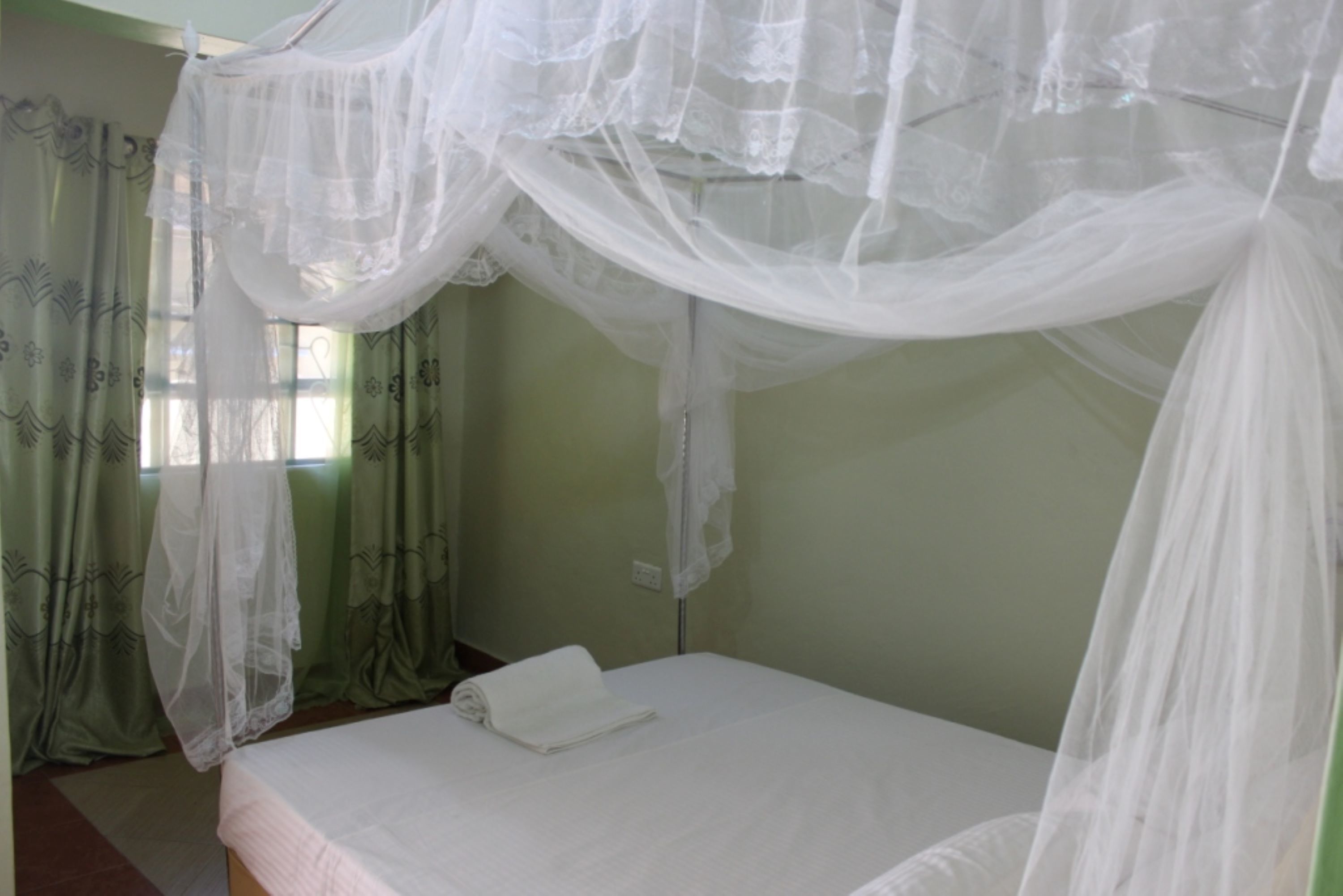 Escritorio, wifi gratis y ropa de cama 