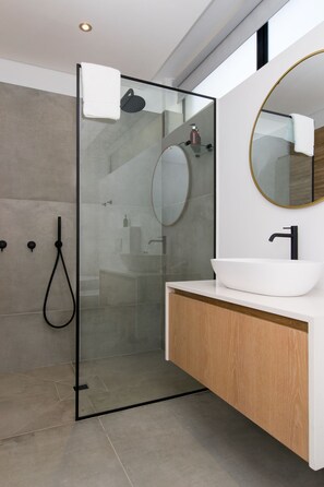 Shower, free toiletries, hair dryer, bathrobes - Central Beach Villas (Cape Town)