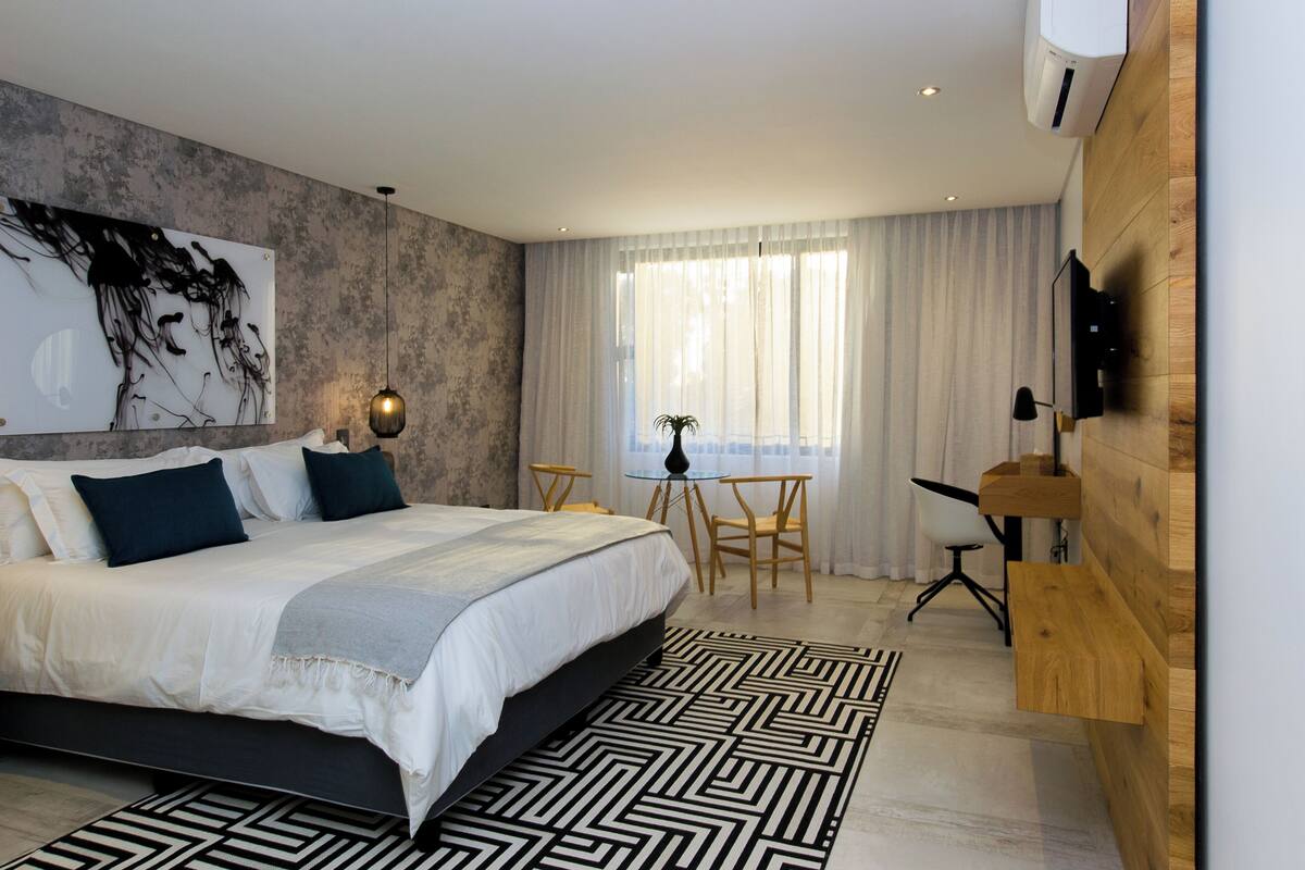 Standard Double Room (King) | Premium bedding, minibar, in-room safe, individually decorated