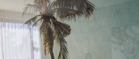 Bộ đồ giường cao cấp, minibar, két bảo mật tại phòng