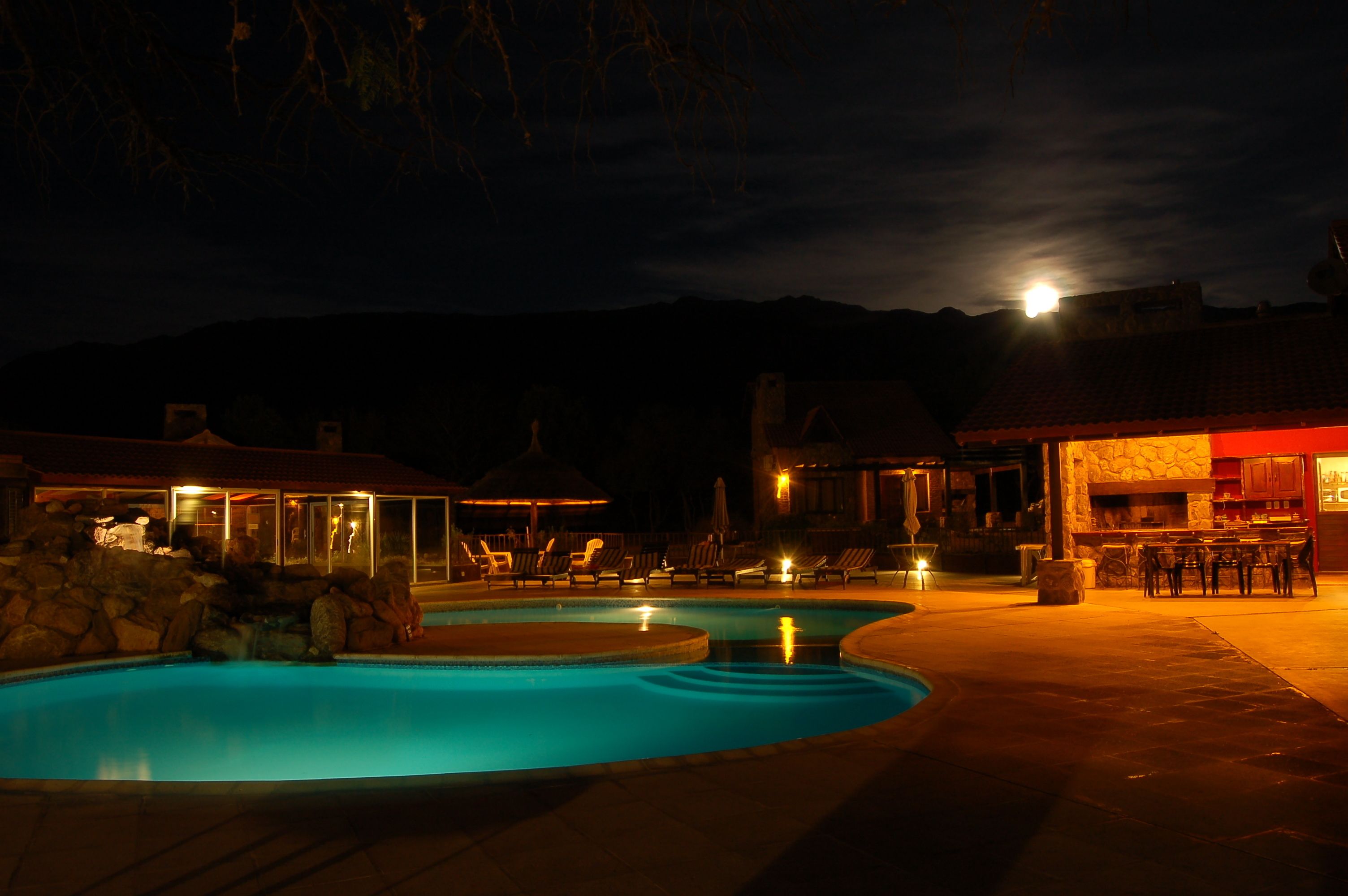 Sisäuima-allas, 3 ulkouima-allasta