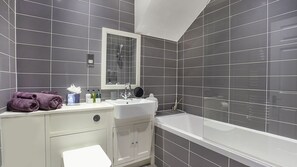 Combined shower/tub, hair dryer, towels