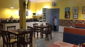 Café da manhã completo grátis todos os dias