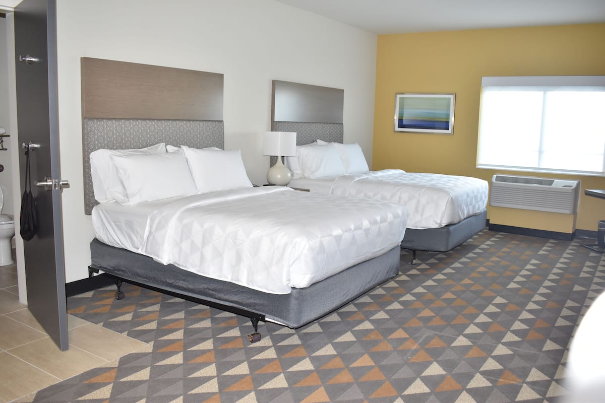 Peralatan tempat tidur premium, meja, langsir/tirai gelap terus