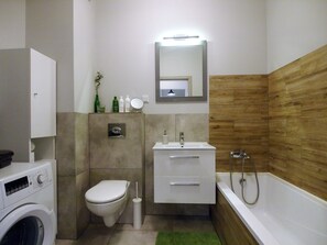 Appartement Confort | Salle de bain | Baignoire, baignoire profonde, séchoir à cheveux, serviettes fournies