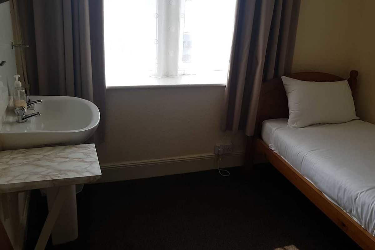 Budget Single Room | Iron/ironing board, bed sheets