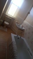 Artículos de higiene personal gratuitos, secador de pelo y toallas
