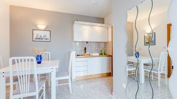 Apartment, 2 Bedrooms, Terrace | In-room dining