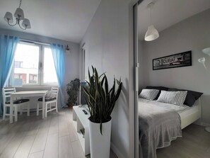 Deluxe-Apartment | Wohnbereich | 42-Zoll-Flachbildfernseher mit Kabelempfang, Fernseher