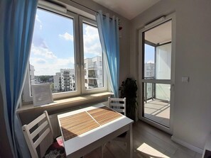 Deluxe-Apartment | Wohnbereich | 42-Zoll-Flachbildfernseher mit Kabelempfang, Fernseher