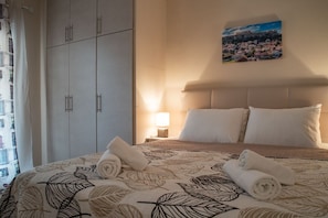 Design-huoneisto | 1 makuuhuone, untuvapeitot, pillowtop-patjalliset sängyt, äänieristys