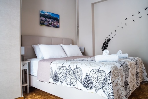 Design Apartment | 1 bedroom, down comforters, pillowtop beds, soundproofing